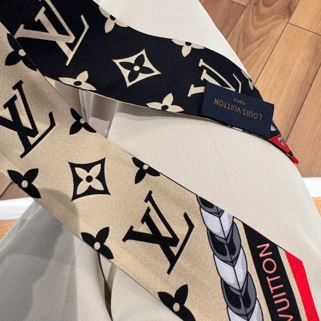 Louis Vuitton Monogram Impresión Beige Negro Motivo Floral Bufanda de Seda 9