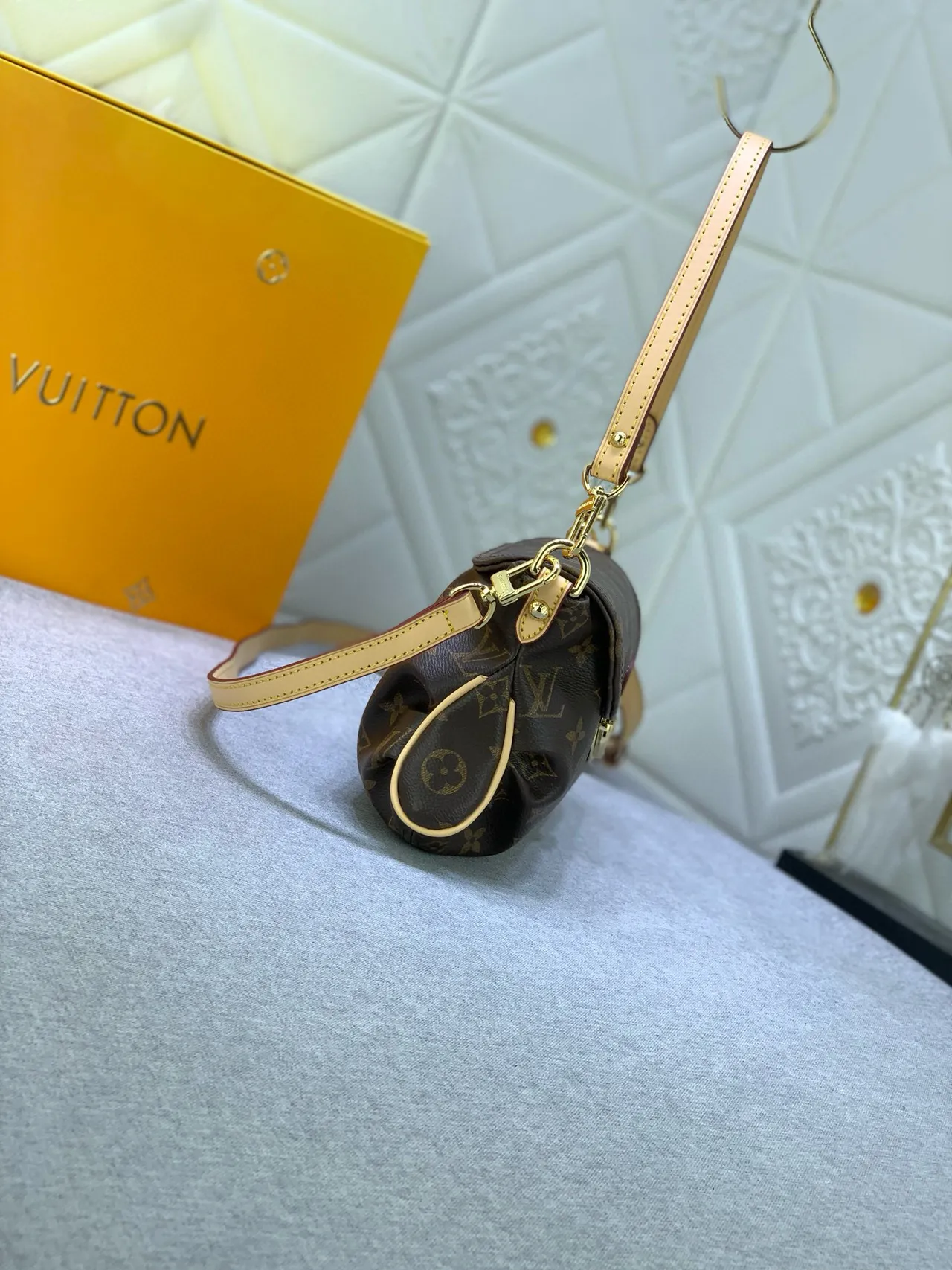 路易威登印花帆布双带腋下包 3