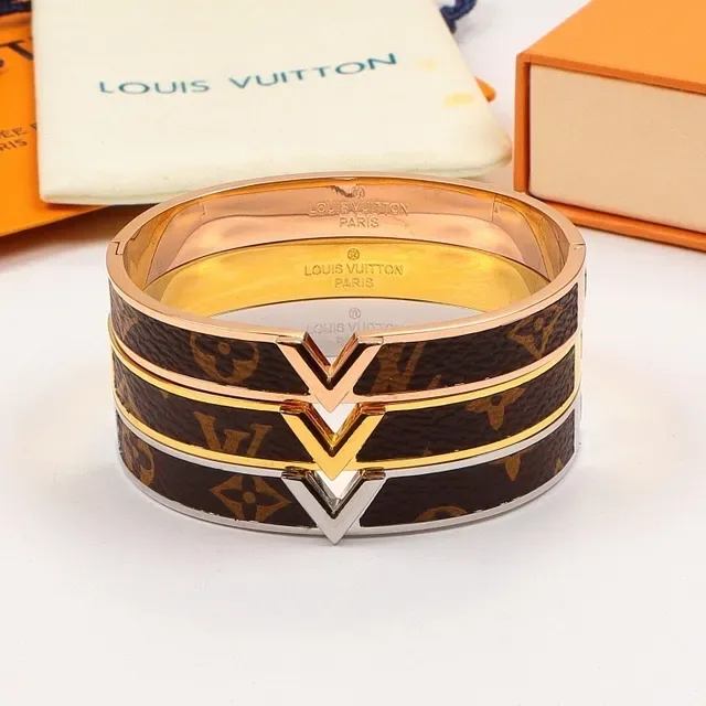 Bracelete Louis Vuitton Monogram Canvas Tonalidade Rosa Dourada V-Clasp 2