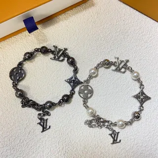Louis Vuitton Monogram Charm मोती मालिका चेन कंगन