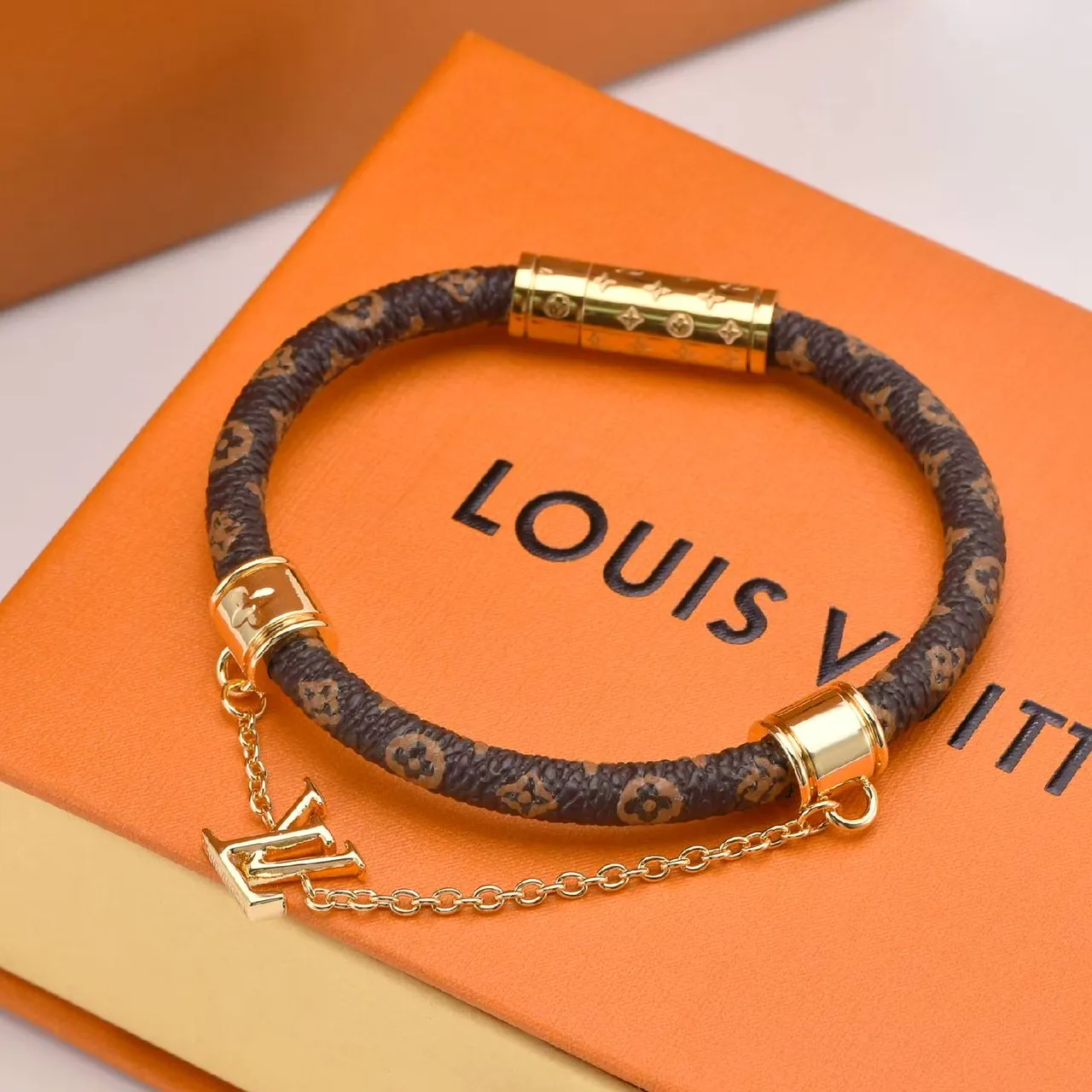 Bracelet en cord Louis Vuitton Monogram brun doré tressé Monogrammed Magnetic Clasp 3