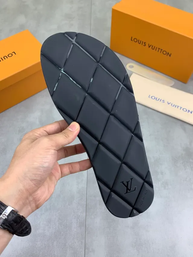 Louis Vuitton Monogram Embossed Two-Strap Slipper Black Glossy Patent-Effect Straps Pattern Slippers 2