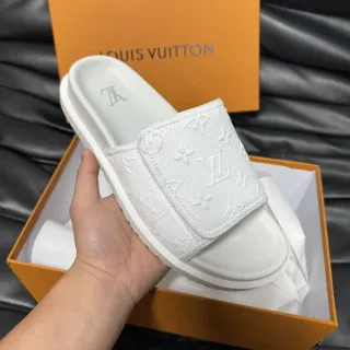 Louis Vuitton Monogram-Embossed أبيض شرائح