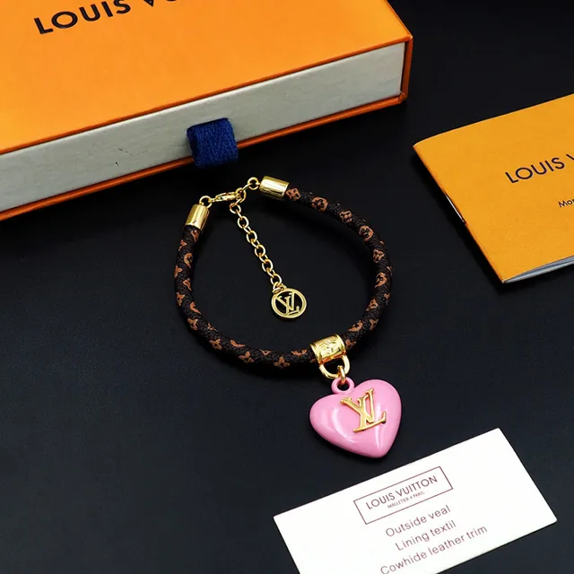 Pulseira de Pingente de Couro Trançado Esmaltado Coração Marrom Rosa Louis Vuitton Monogram em forma de coração 2