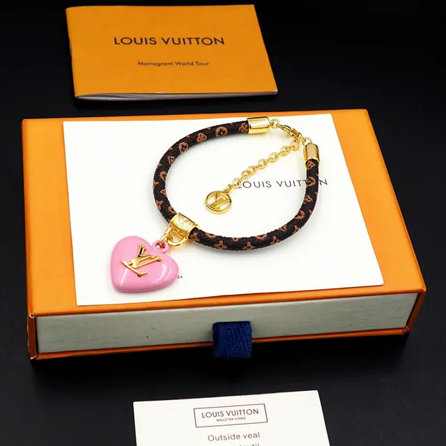 Pulseira de Pingente de Couro Trançado Esmaltado Coração Marrom Rosa Louis Vuitton Monogram em forma de coração 3