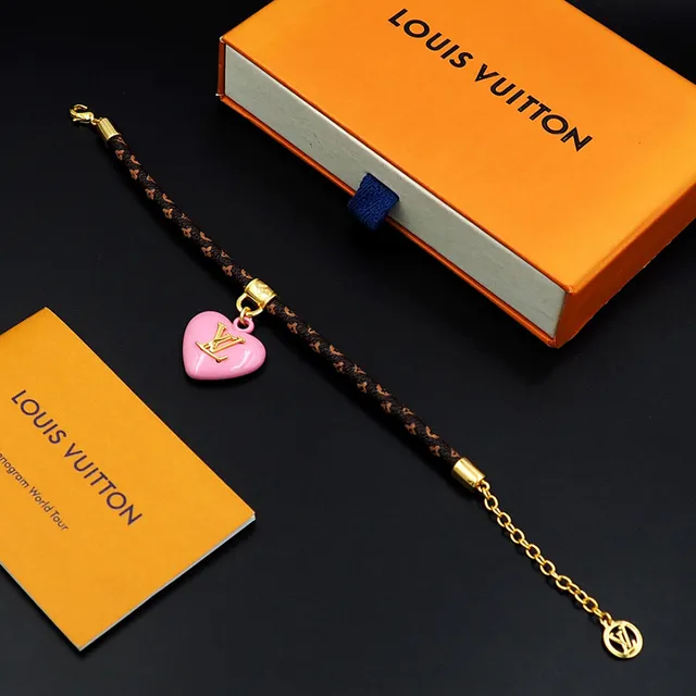 Pulseira de Pingente de Couro Trançado Esmaltado Coração Marrom Rosa Louis Vuitton Monogram em forma de coração 4