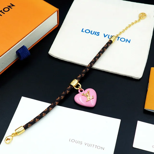 Pulseira de Pingente de Couro Trançado Esmaltado Coração Marrom Rosa Louis Vuitton Monogram em forma de coração 6
