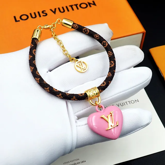 Pulseira de Pingente de Couro Trançado Esmaltado Coração Marrom Rosa Louis Vuitton Monogram em forma de coração 7