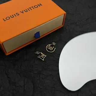 Louis Vuitton Brincos Geométricos de Tom Dourado Inspirados no Monograma