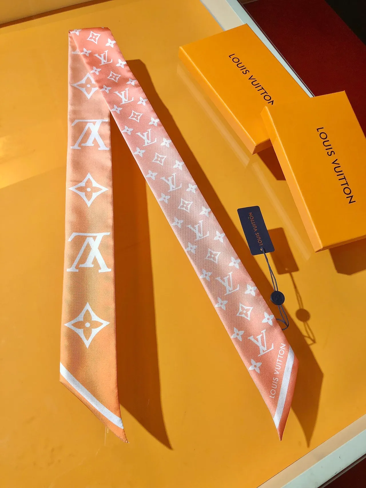 Louis Vuitton Monogram Cachecol de seda laranja rosa 5