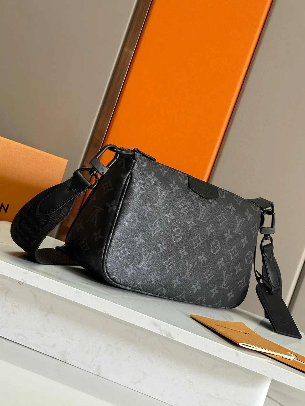 Louis Vuitton Monogram Impresso Bolsa cruzada Preta Cinza Silhueta Retangular Bolsa cruzada 2