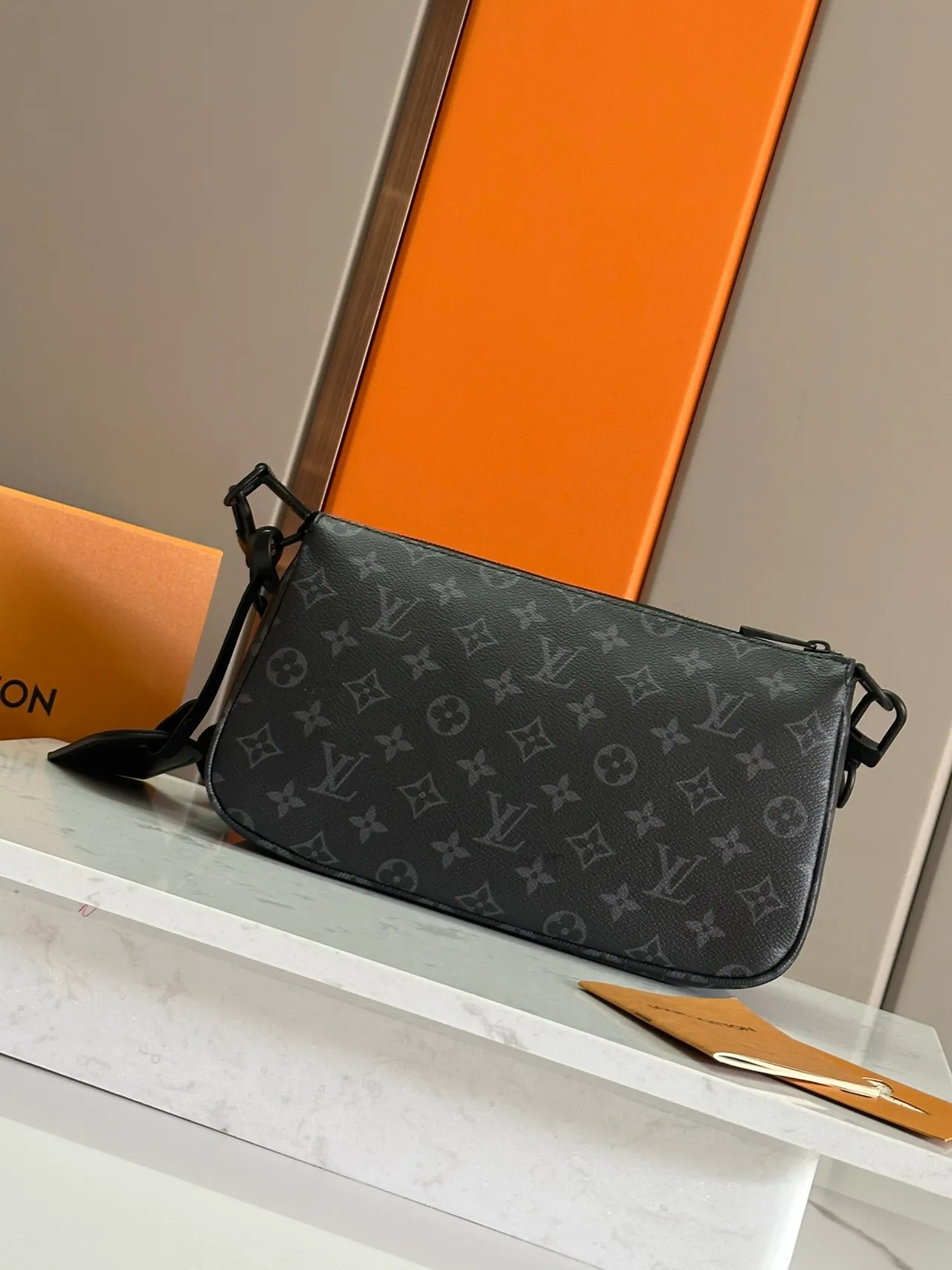 Louis Vuitton Monogram Impresso Bolsa cruzada Preta Cinza Silhueta Retangular Bolsa cruzada 3
