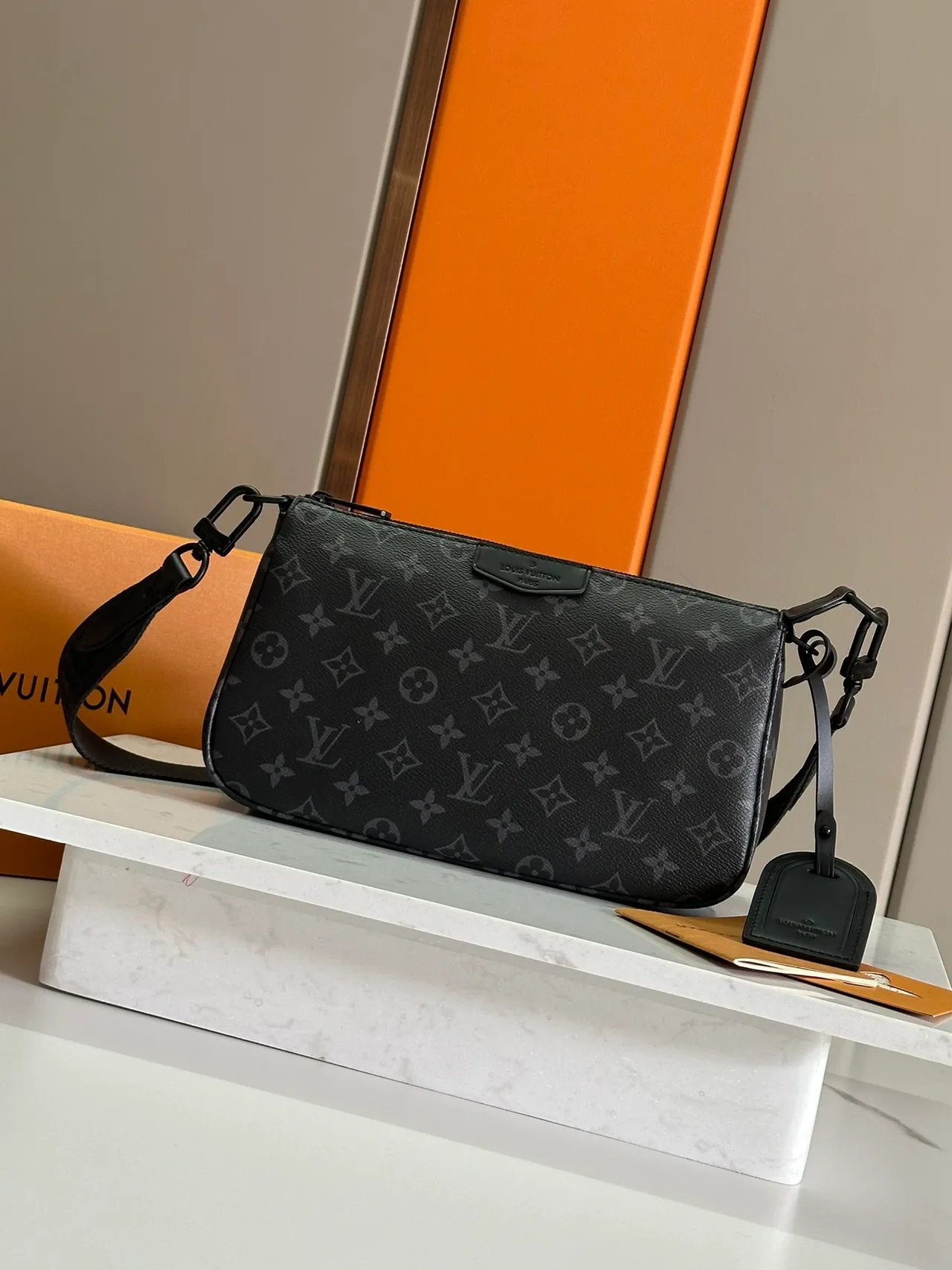 Louis Vuitton Monogram Impresso Bolsa cruzada Preta Cinza Silhueta Retangular Bolsa cruzada 7