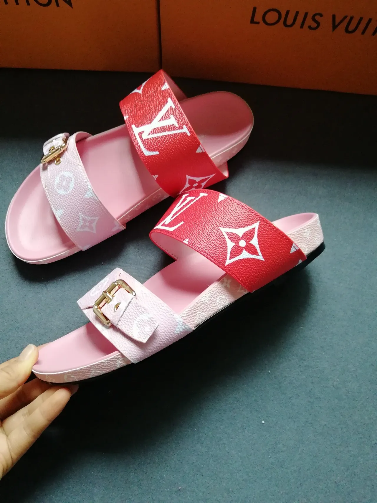 Louis Vuitton Monogram 红色和粉色鞋带滑动休闲凉鞋 5