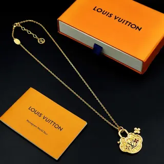 Colar Louis Vuitton Monogram World Tour Gold-Tone Padlock