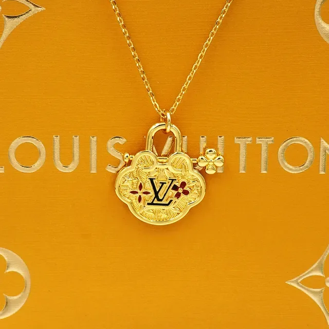 Collar Louis Vuitton Monogram World Tour Gold-Tone Padlock 2