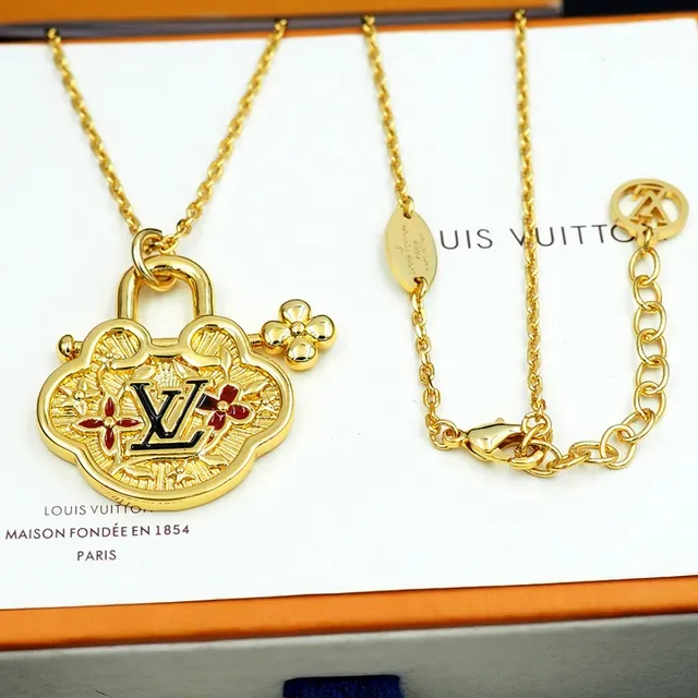 Collar Louis Vuitton Monogram World Tour Gold-Tone Padlock 3