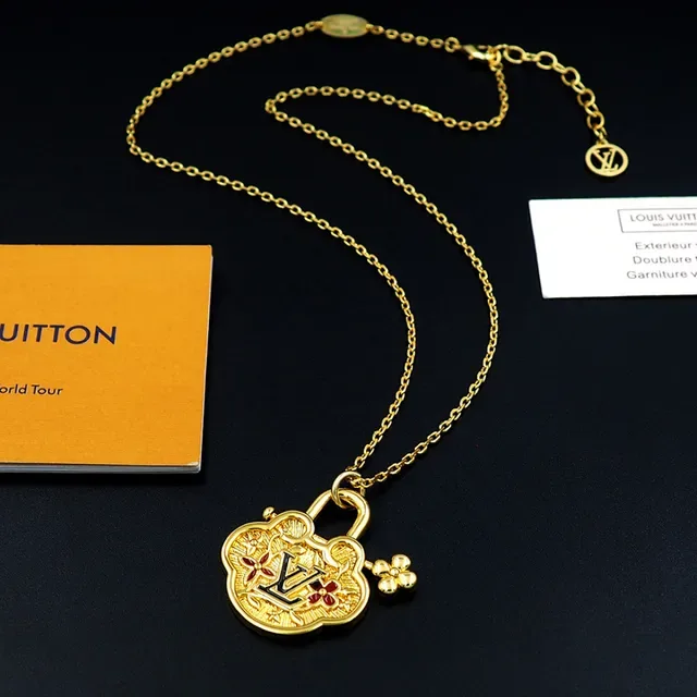 Collar Louis Vuitton Monogram World Tour Gold-Tone Padlock 5