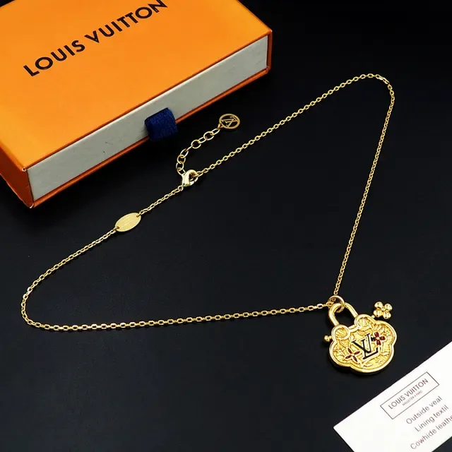 Collar Louis Vuitton Monogram World Tour Gold-Tone Padlock 7