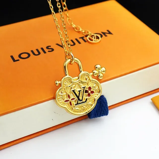 Collar Louis Vuitton Monogram World Tour Gold-Tone Padlock 8