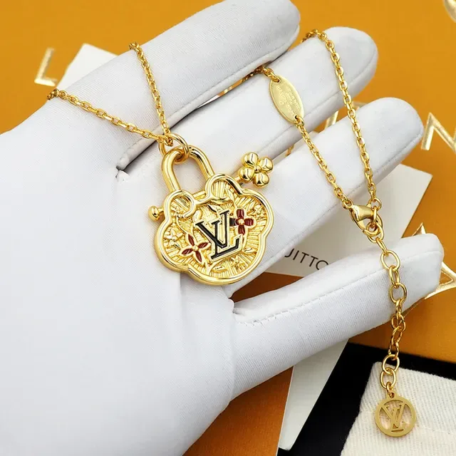 Collar Louis Vuitton Monogram World Tour Gold-Tone Padlock 9