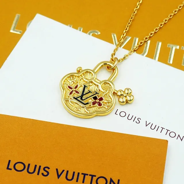 Collar Louis Vuitton Monogram World Tour Gold-Tone Padlock 10
