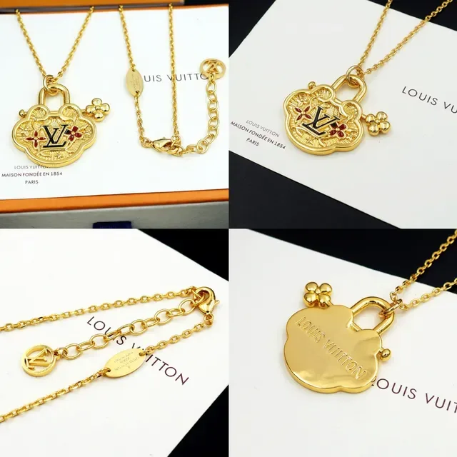 Collar Louis Vuitton Monogram World Tour Gold-Tone Padlock 11