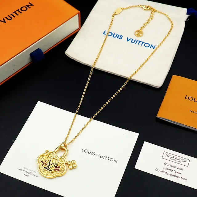 Collar Louis Vuitton Monogram World Tour Gold-Tone Padlock 12