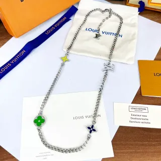 Louis Vuitton Collar Multi-Charms Flor de Esmalte y Logo LV