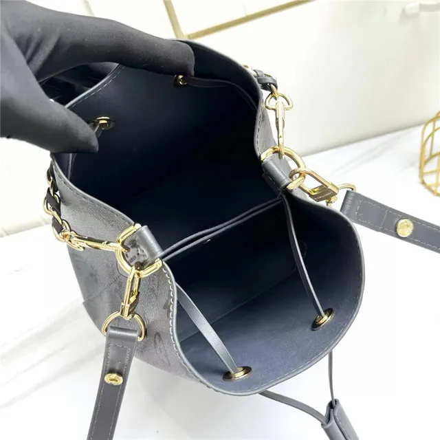 Bolso Bucket Louis Vuitton Nano Noé Monogram Eclipse Negro 2