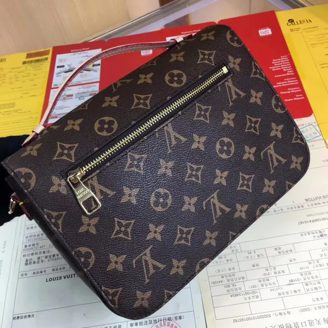 Louis Vuitton Pochette Metis Marrón Beige Monograma Lona Flap-Top Bolsa bajo el brazo 4