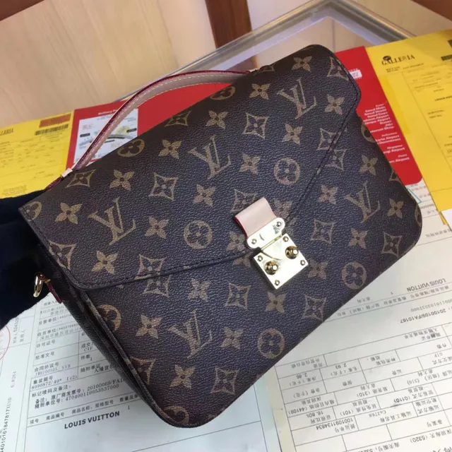 Louis Vuitton Pochette Metis Marrón Beige Monograma Lona Flap-Top Bolsa bajo el brazo 5
