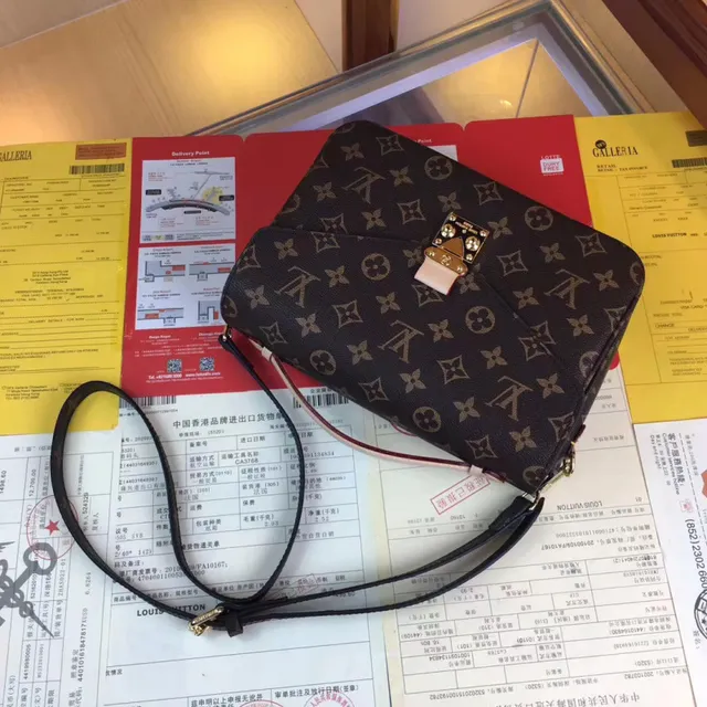 Louis Vuitton Pochette Metis Marrón Beige Monograma Lona Flap-Top Bolsa bajo el brazo 6