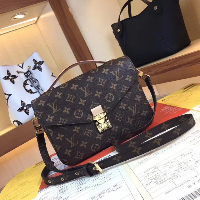 Louis Vuitton Pochette Metis Marrón Beige Monograma Lona Flap-Top Bolsa bajo el brazo 8