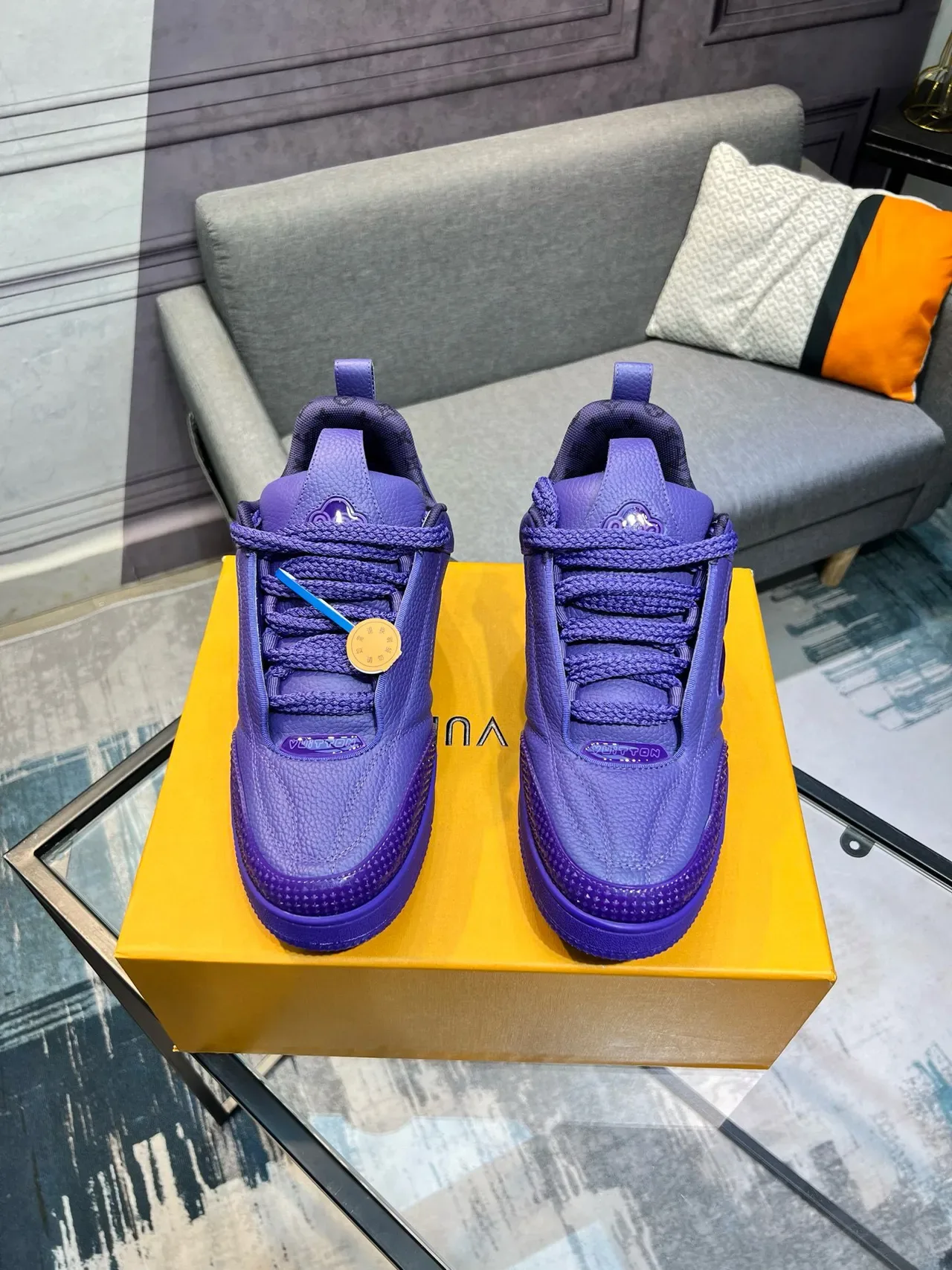 Louis Vuitton Sneakers lifestyle en cuir grainé violet en haut monogramme avec découpe de fleur 2