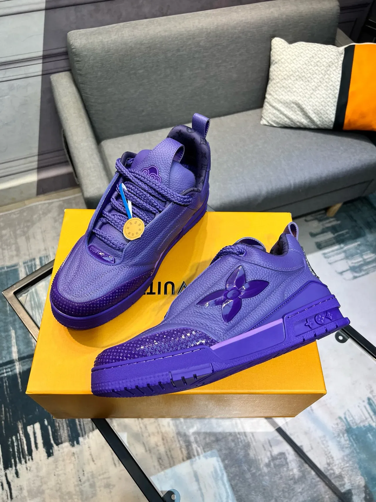 Louis Vuitton Sneakers lifestyle en cuir grainé violet en haut monogramme avec découpe de fleur 3
