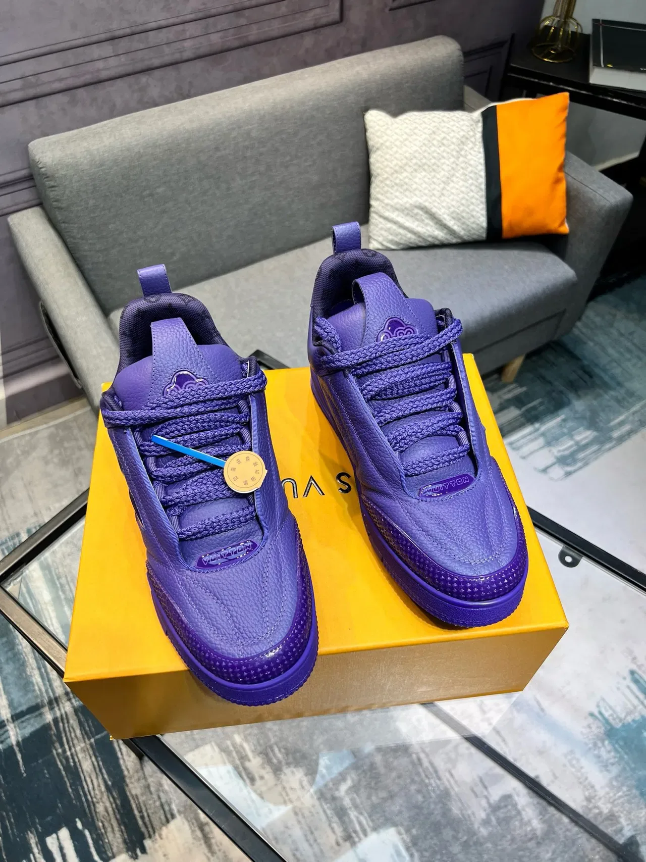Louis Vuitton Sneakers lifestyle en cuir grainé violet en haut monogramme avec découpe de fleur 4