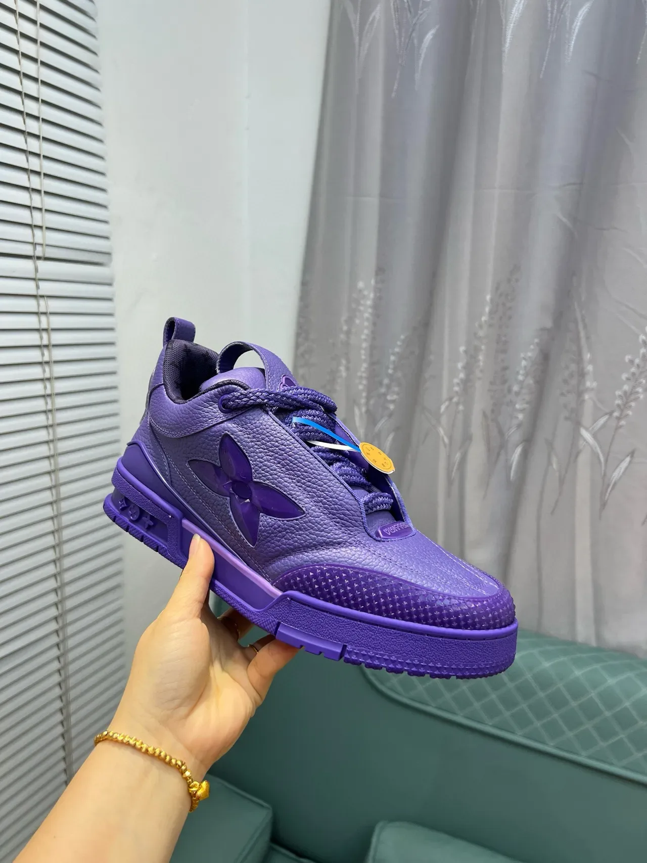 Louis Vuitton Sneakers lifestyle en cuir grainé violet en haut monogramme avec découpe de fleur 5
