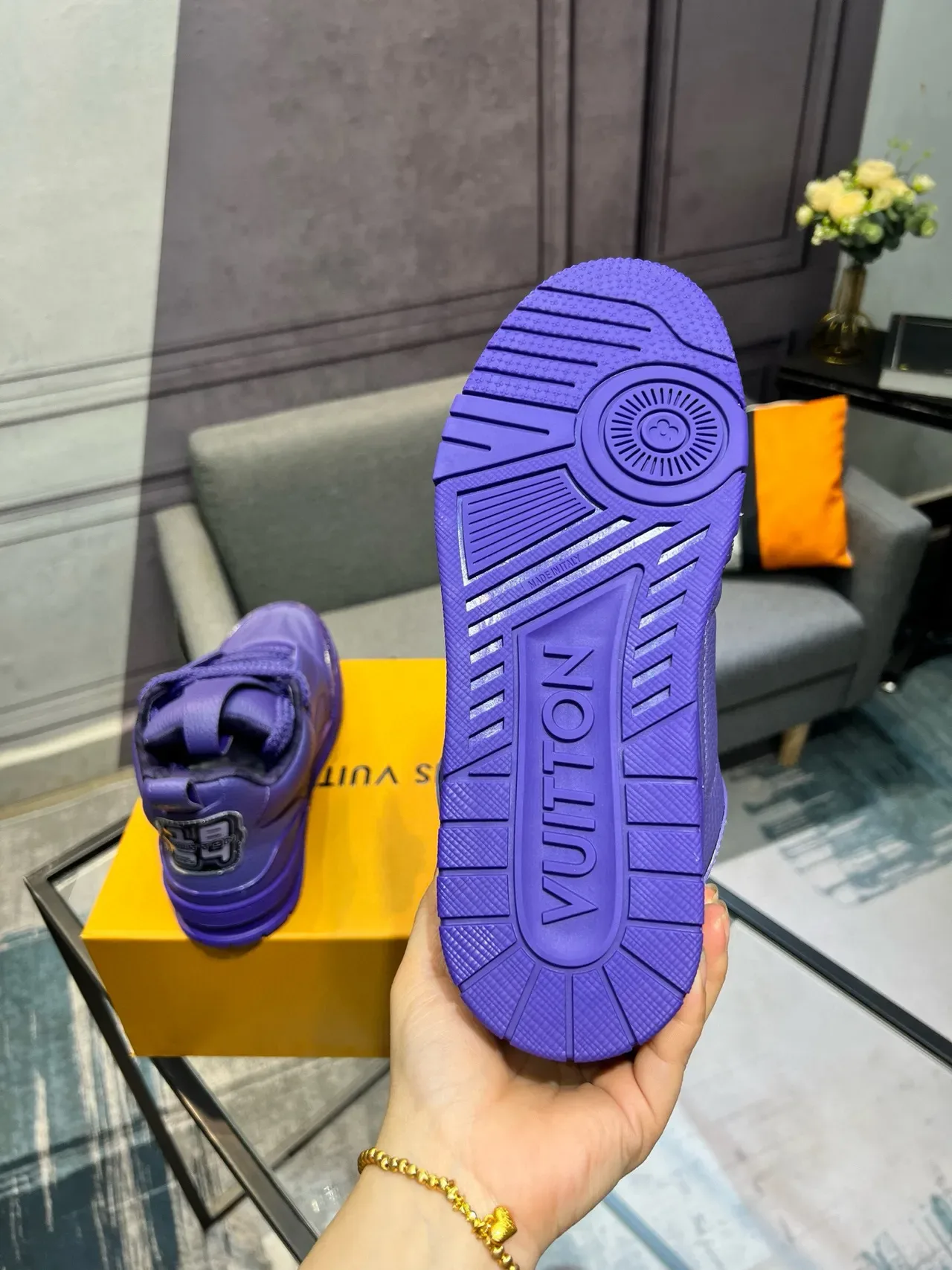 Louis Vuitton Sneakers lifestyle en cuir grainé violet en haut monogramme avec découpe de fleur 6