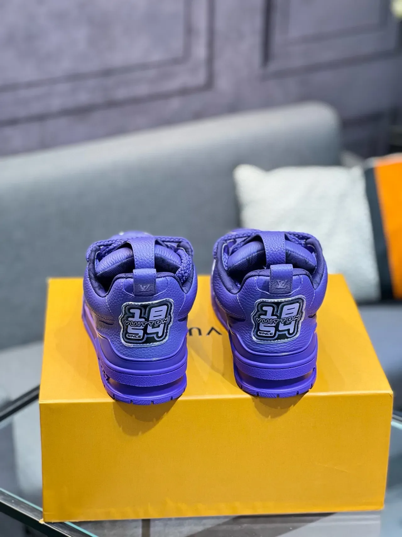 Louis Vuitton Sneakers lifestyle en cuir grainé violet en haut monogramme avec découpe de fleur 7