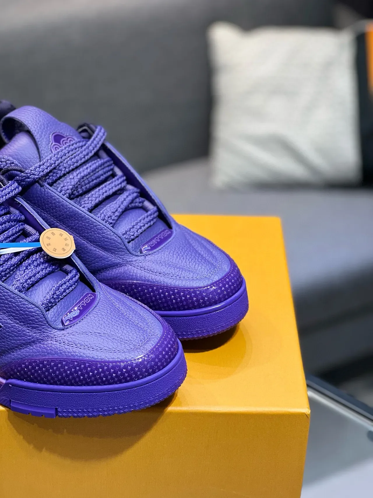 Louis Vuitton Sneakers lifestyle en cuir grainé violet en haut monogramme avec découpe de fleur 8