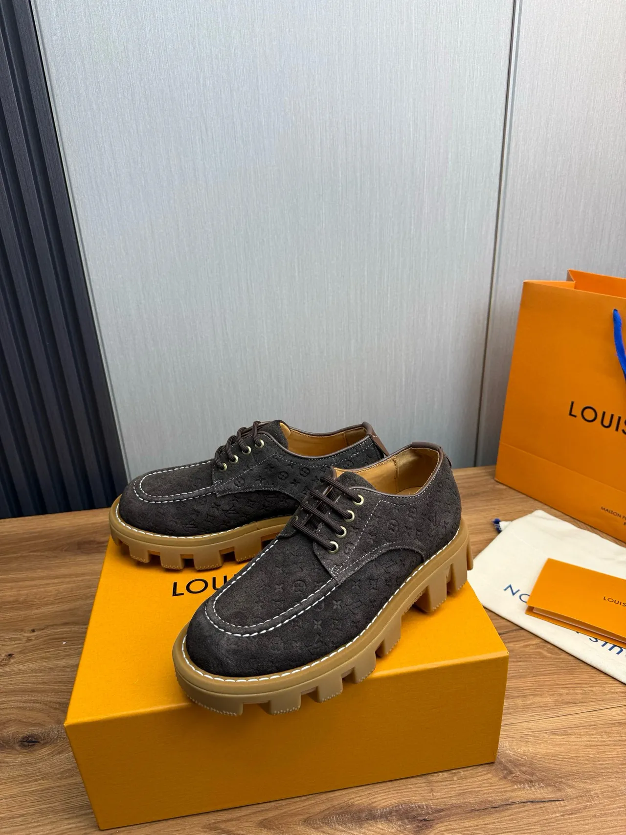 Louis Vuitton Run Away Zapatos Derby Negro Beige Monogramados Embossados de Ante con Suela Chunky Lug 2