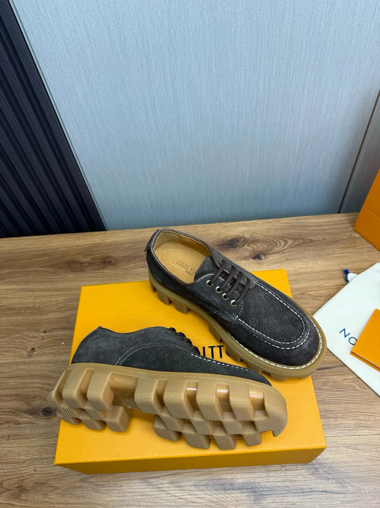 Louis Vuitton Run Away Zapatos Derby Negro Beige Monogramados Embossados de Ante con Suela Chunky Lug 4