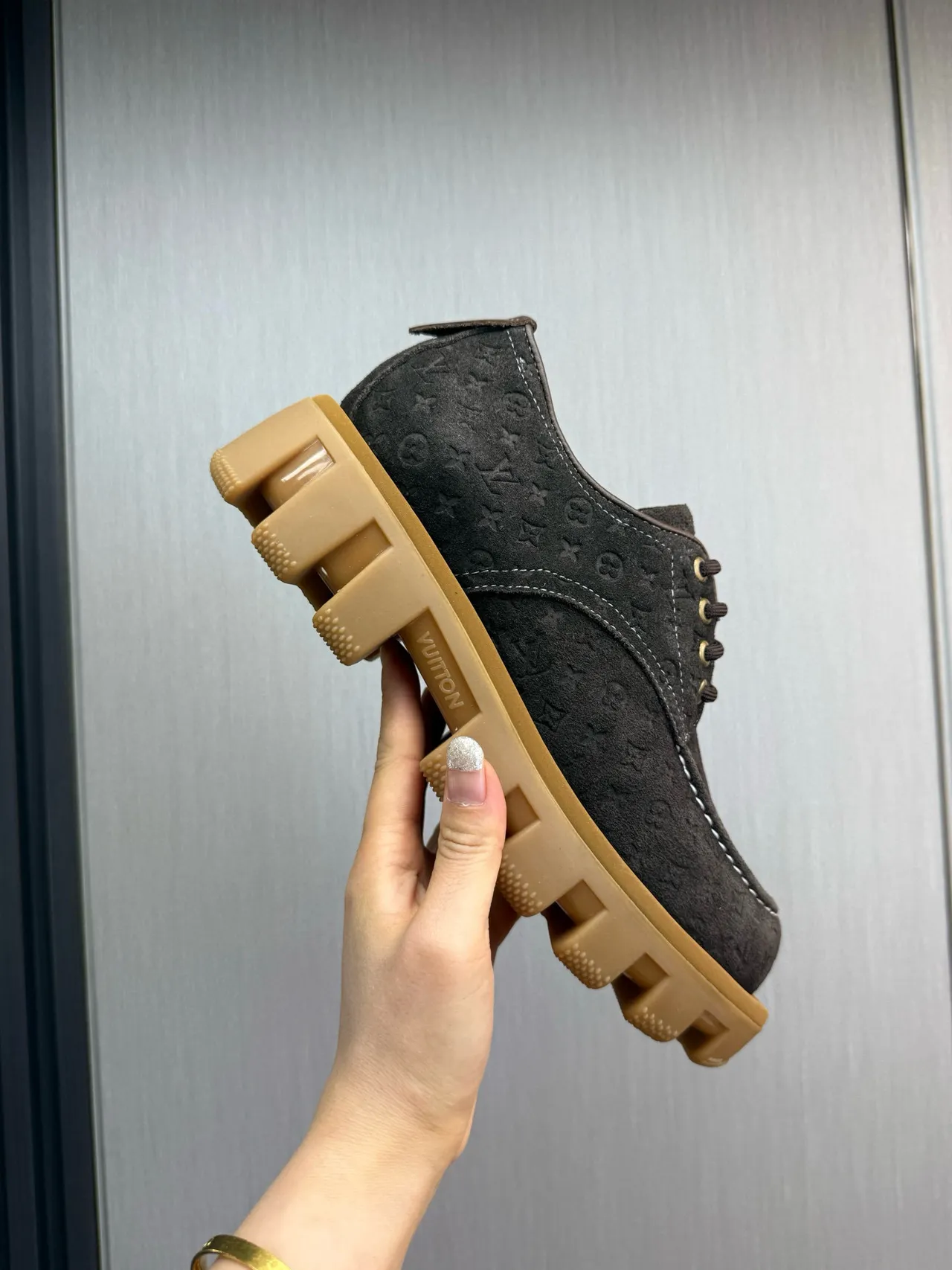 Louis Vuitton Run Away Zapatos Derby Negro Beige Monogramados Embossados de Ante con Suela Chunky Lug 5