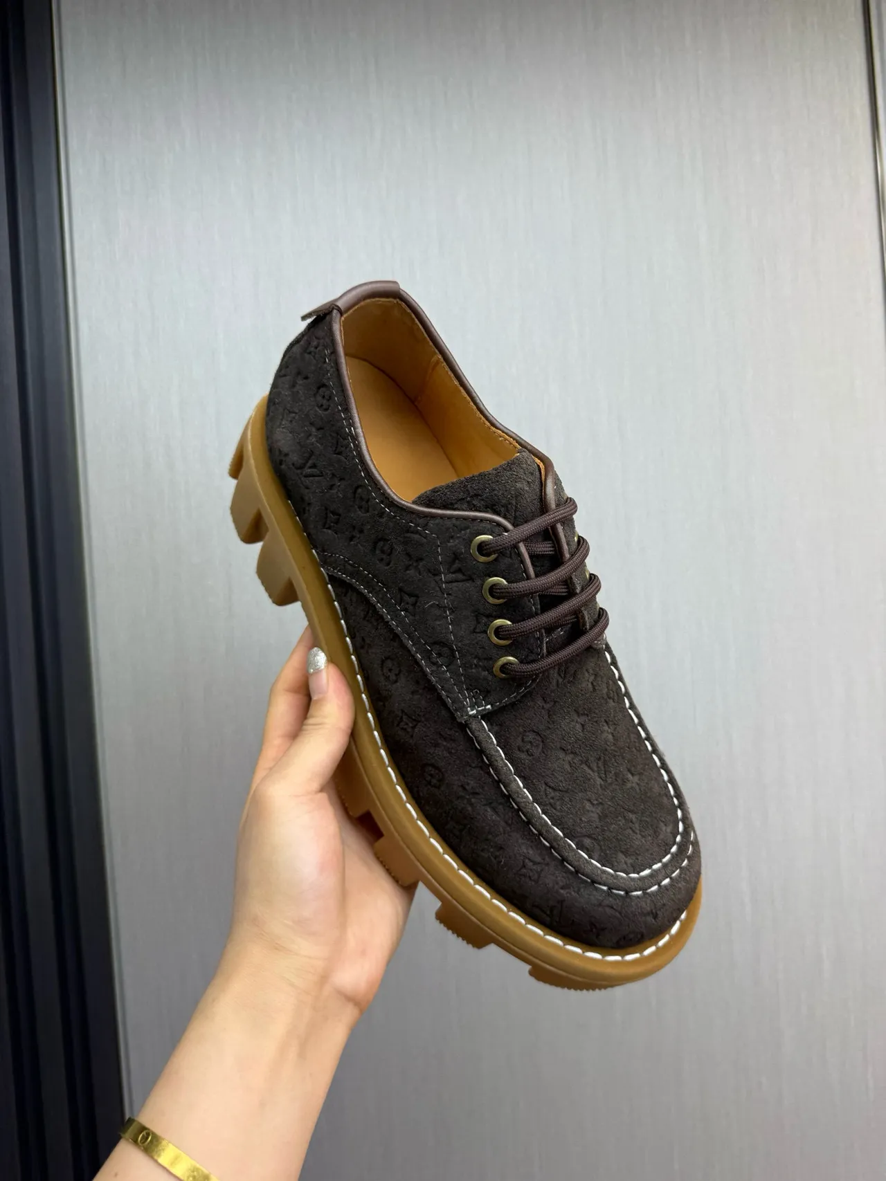 Louis Vuitton Run Away Zapatos Derby Negro Beige Monogramados Embossados de Ante con Suela Chunky Lug 6
