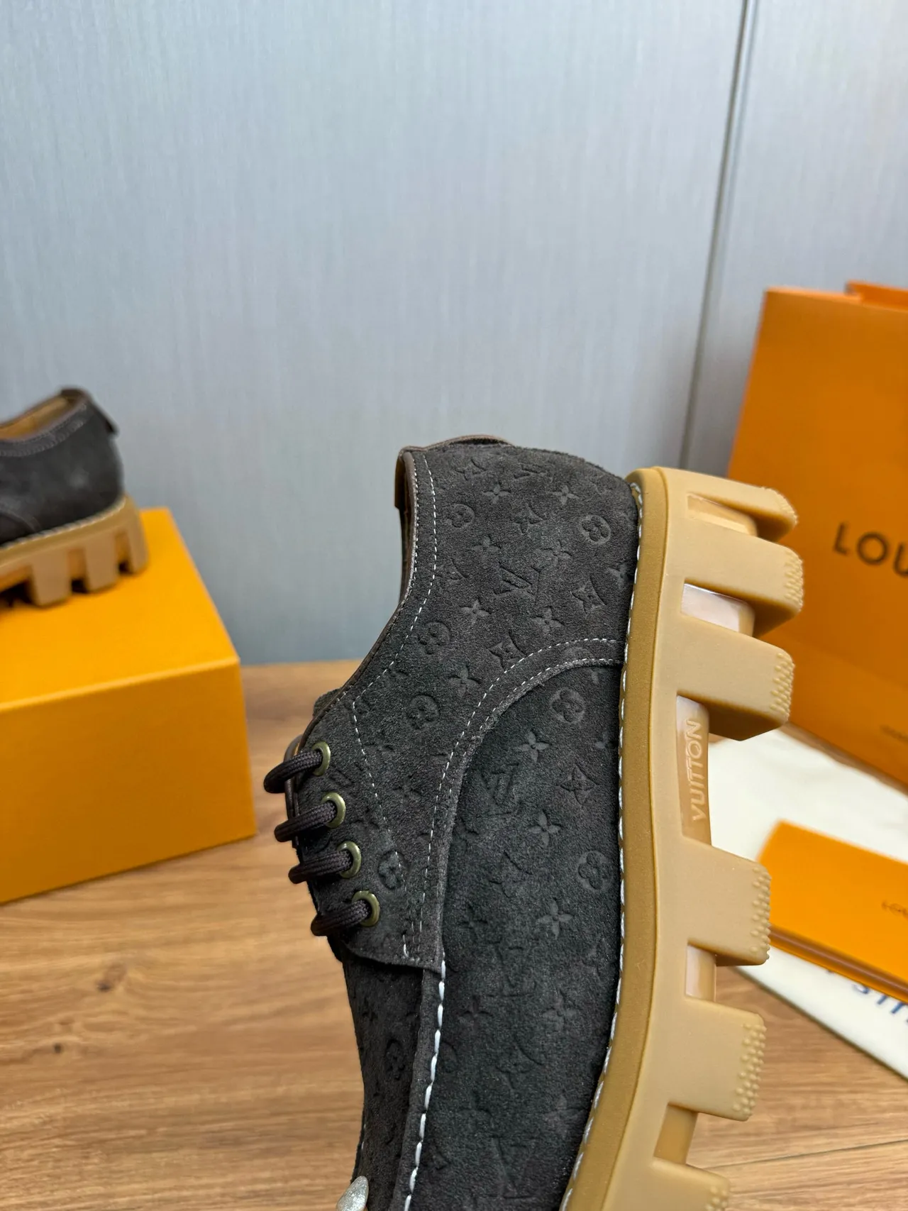 Louis Vuitton Run Away Zapatos Derby Negro Beige Monogramados Embossados de Ante con Suela Chunky Lug 7