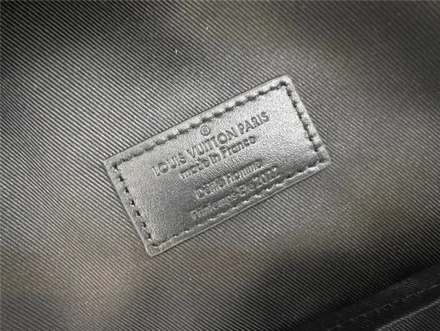 Louis Vuitton Run Away Sac à dos casual noir monogramme embossé 2