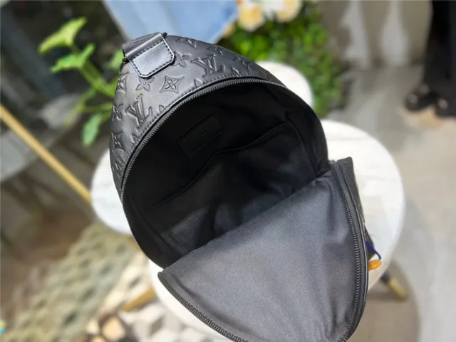 Louis Vuitton Run Away Sac à dos casual noir monogramme embossé 3