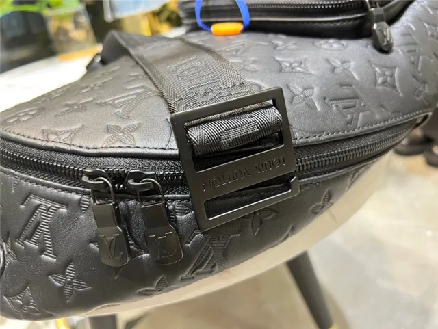 Louis Vuitton Run Away Sac à dos casual noir monogramme embossé 4