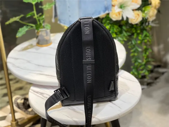 Louis Vuitton Run Away Sac à dos casual noir monogramme embossé 7
